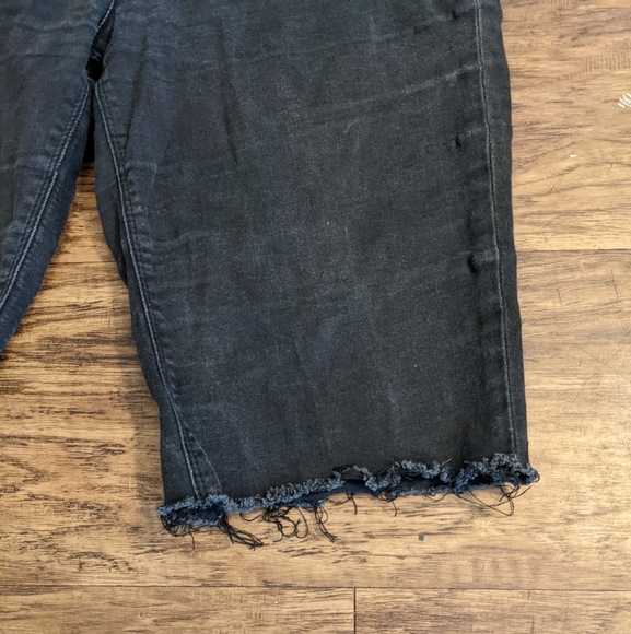 Two by Vince Camuto Black Bermuda Shorts - Picture 2 of 6